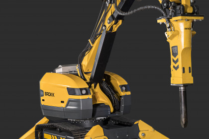 Brokk 520D szare tło