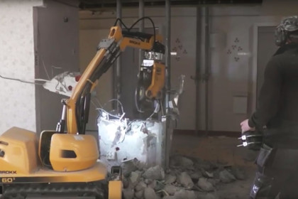 Brokk 60 CC260 SB52 Budowa słupa betonowego, Burtrask w Szwecji